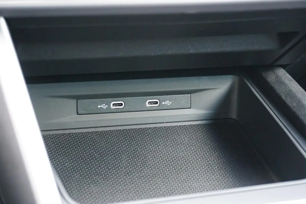 1.5 eTSI FR Business Intense * DEALER ONDERHOUDEN * + CAMERA / KEYLESS / ELEK. TREKHAAK / STUURWIELVERWARMING