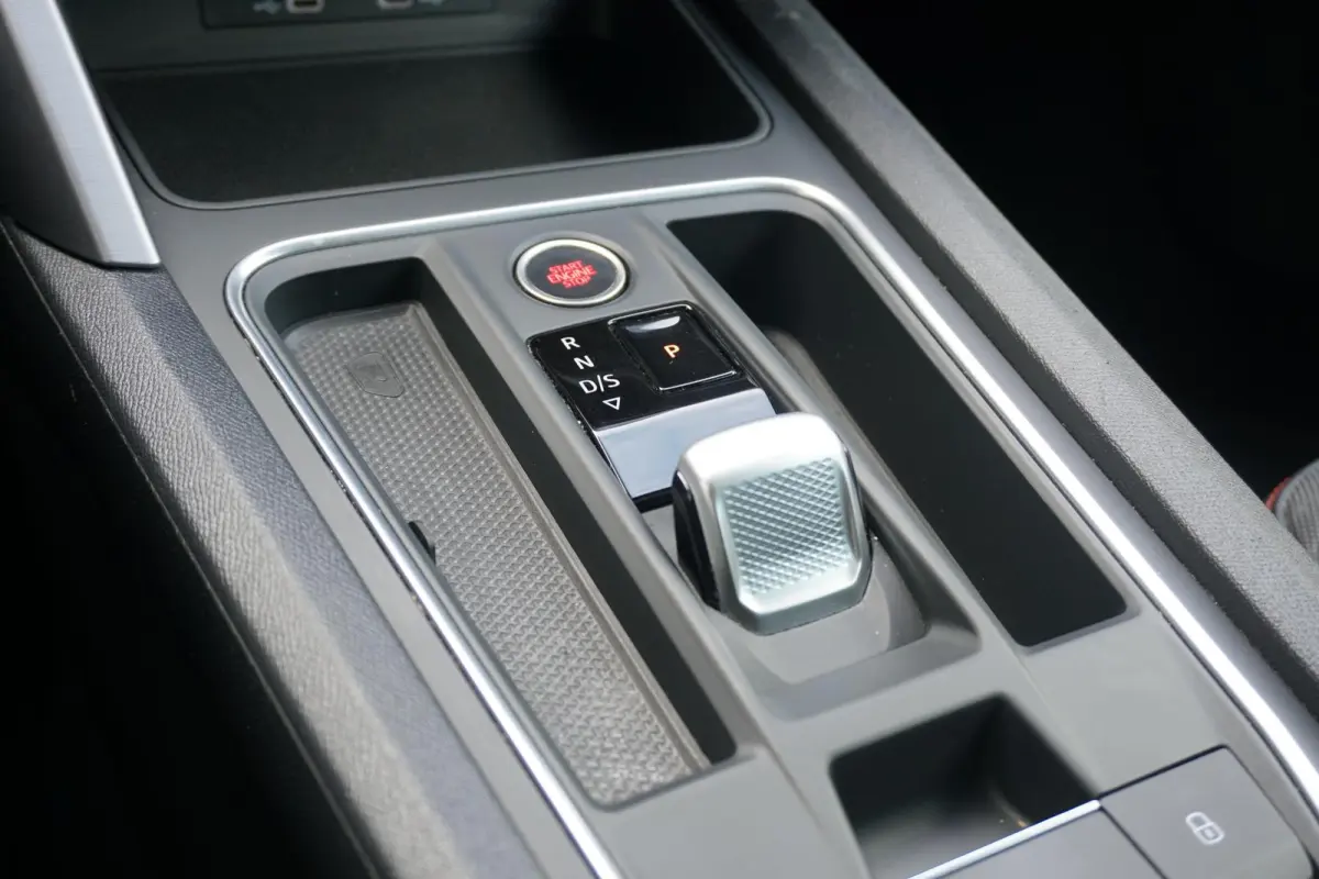 1.5 eTSI FR Business Intense * DEALER ONDERHOUDEN * + CAMERA / KEYLESS / ELEK. TREKHAAK / STUURWIELVERWARMING