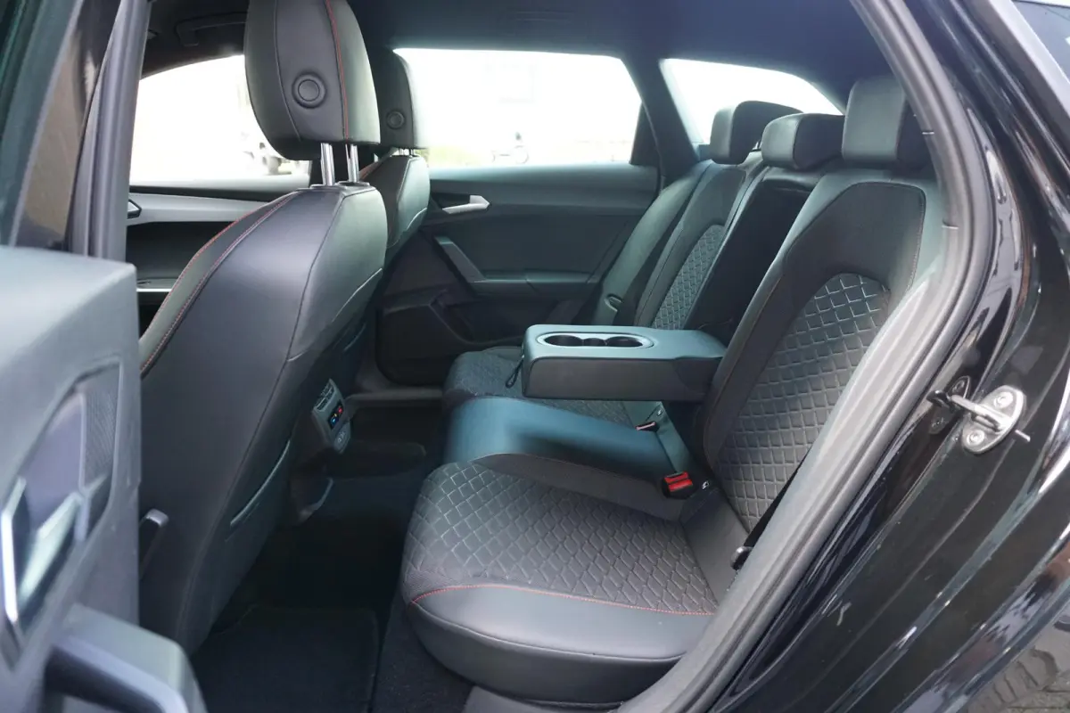 1.5 eTSI FR Business Intense * DEALER ONDERHOUDEN * + CAMERA / KEYLESS / ELEK. TREKHAAK / STUURWIELVERWARMING