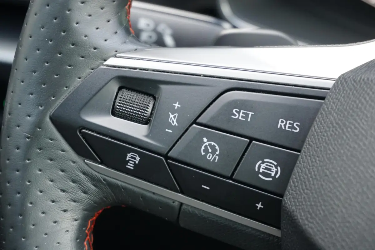 1.5 eTSI FR Business Intense * DEALER ONDERHOUDEN * + CAMERA / KEYLESS / ELEK. TREKHAAK / STUURWIELVERWARMING