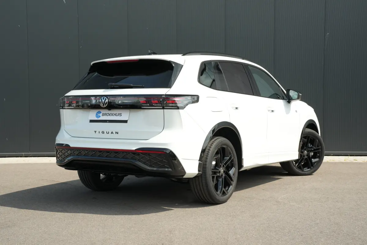 R-Line Edition - eHybrid | TREKHAAK | PANORAMADAK | | TREKHAAK | PANORAMADAK | STOEL + STUUR VERW. | STOEL.MASSAGE | ADAPT.CRUISE | 360* CAMERA |