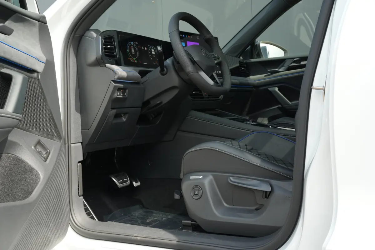 R-Line Edition - eHybrid | TREKHAAK | PANORAMADAK | | TREKHAAK | PANORAMADAK | STOEL + STUUR VERW. | STOEL.MASSAGE | ADAPT.CRUISE | 360* CAMERA |