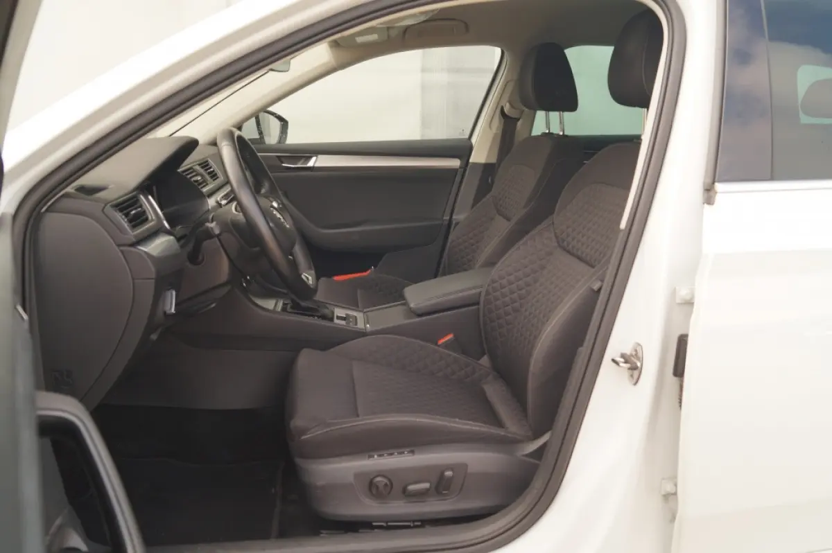 1.4 TSI iV PHEV Business Edition -NAVI-ECC-TREKHAAK-