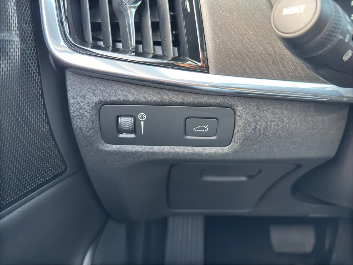 2.0 T5 AWD Pro | Camera | Apple Carplay\Android Auto | Adapt. Cruise | 21' |