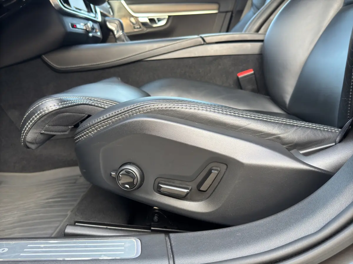 2.0 T5 AWD Pro | Camera | Apple Carplay\Android Auto | Adapt. Cruise | 21' |