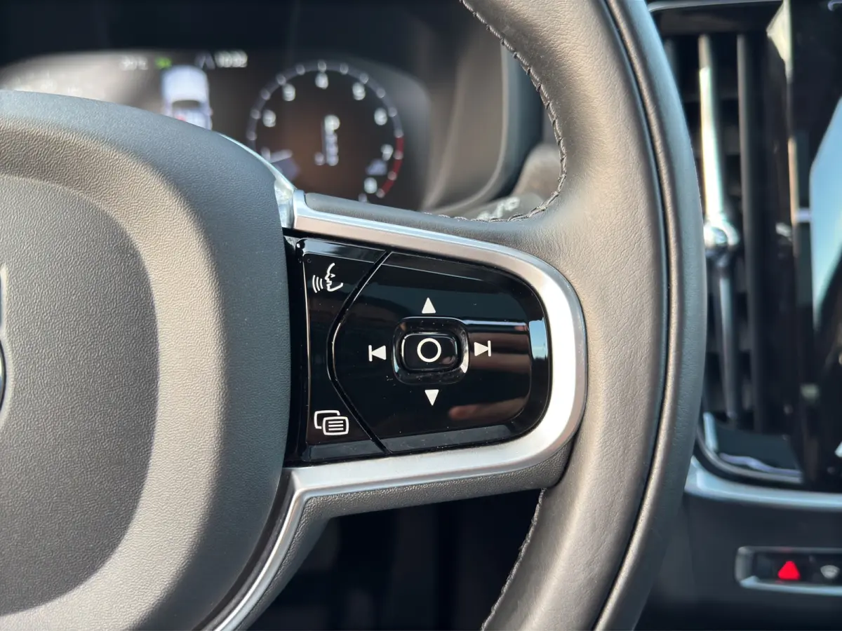 2.0 T5 AWD Pro | Camera | Apple Carplay\Android Auto | Adapt. Cruise | 21' |