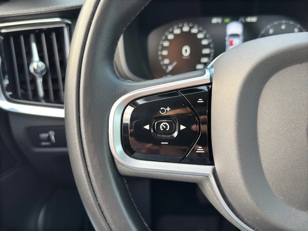 2.0 T5 AWD Pro | Camera | Apple Carplay\Android Auto | Adapt. Cruise | 21' |