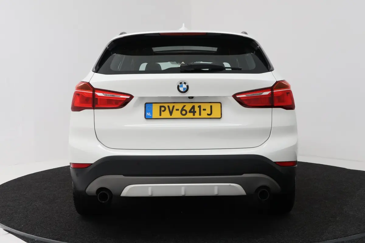 SDrive20i Corporate Lease High Executive (PANORAMADAK, CAMERA, STOELVERWARMING, HEAD-UP DI