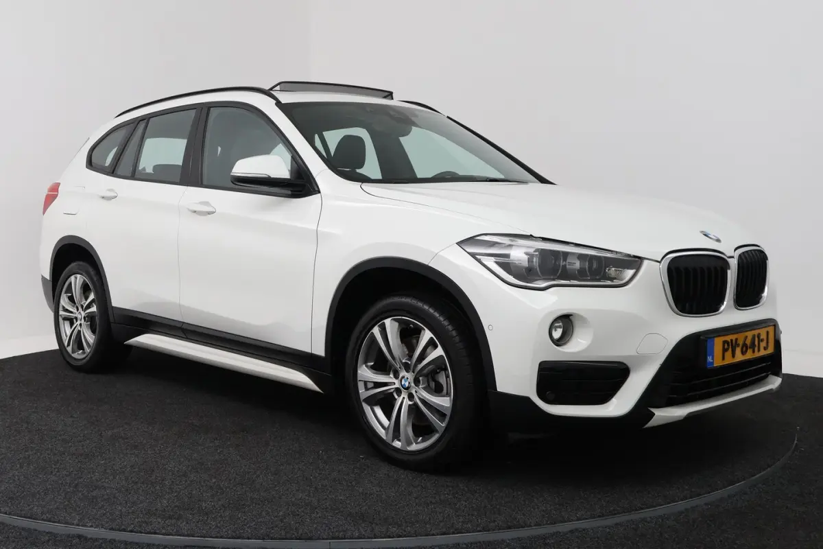 SDrive20i Corporate Lease High Executive (PANORAMADAK, CAMERA, STOELVERWARMING, HEAD-UP DI