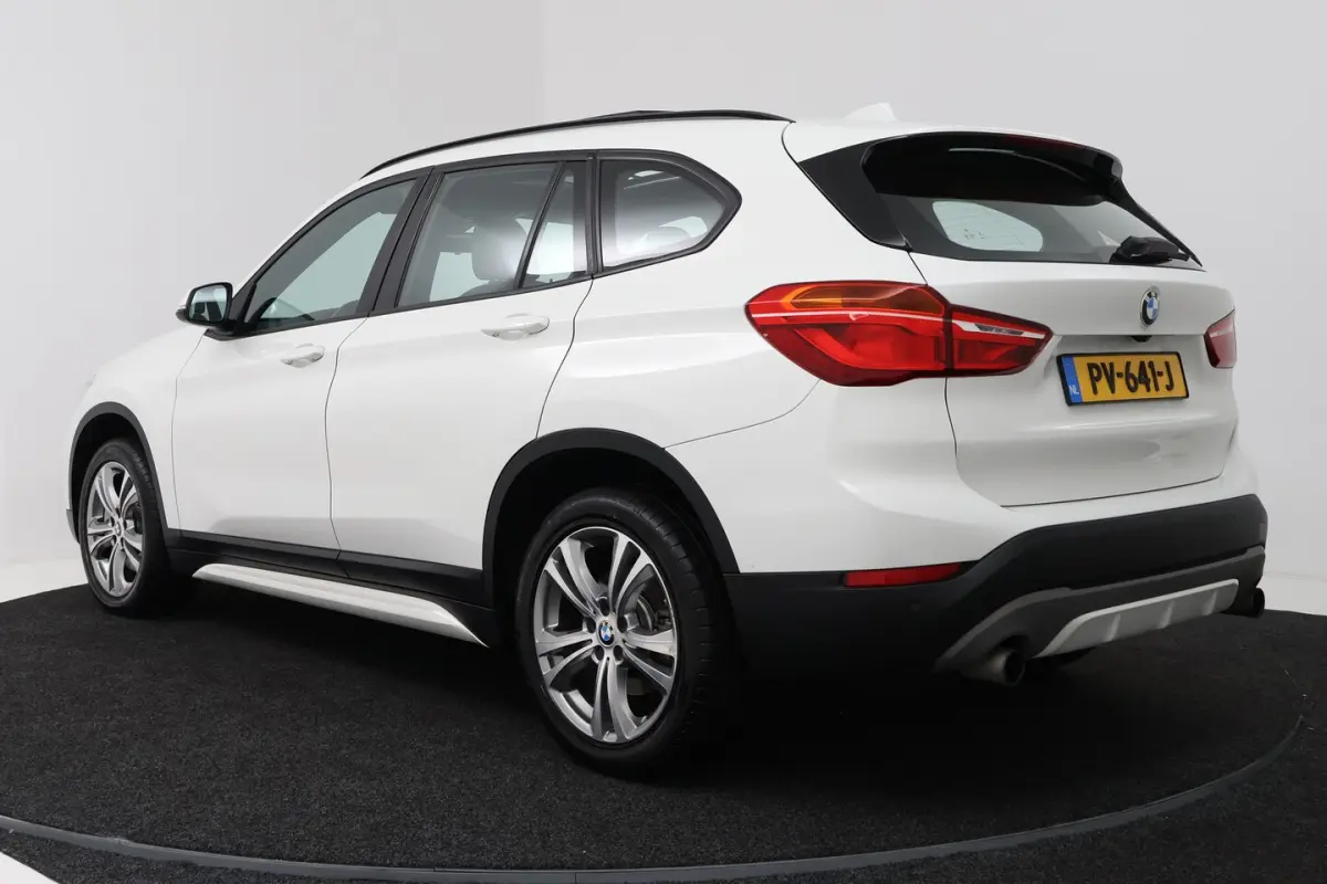 SDrive20i Corporate Lease High Executive (PANORAMADAK, CAMERA, STOELVERWARMING, HEAD-UP DI