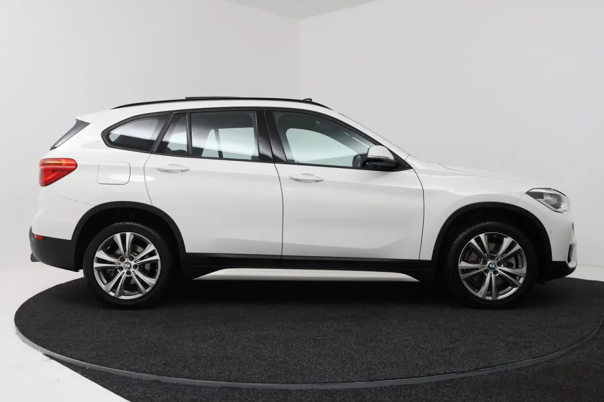 SDrive20i Corporate Lease High Executive (PANORAMADAK, CAMERA, STOELVERWARMING, HEAD-UP DI