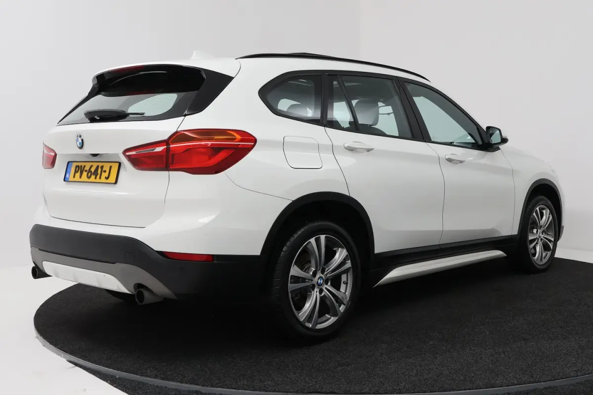 SDrive20i Corporate Lease High Executive (PANORAMADAK, CAMERA, STOELVERWARMING, HEAD-UP DI
