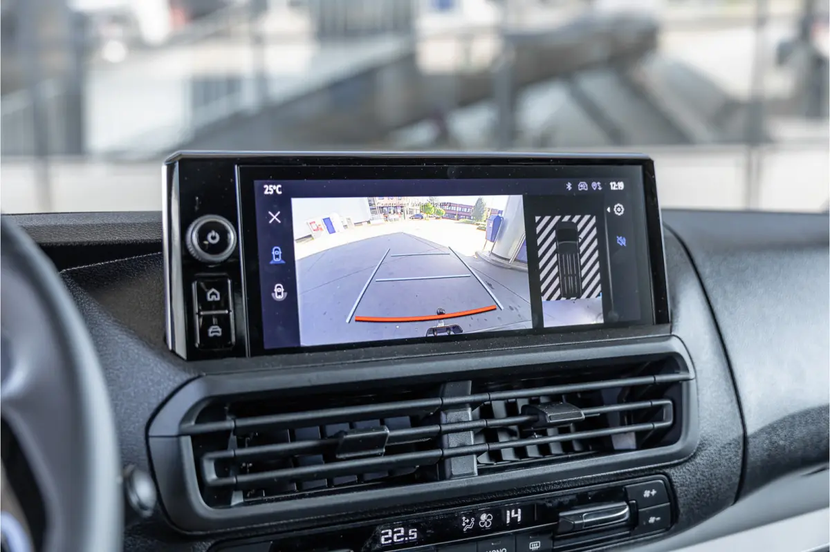 2.0 D-4D Professional DC L3H1 XL | LED | ACC | CarPlay | Camera | Stoel- en stuurwielverwarming | Trekhaak | Navigatie | Keyless entry | Dealer onderhouden | Tot 10 jaar garantie
