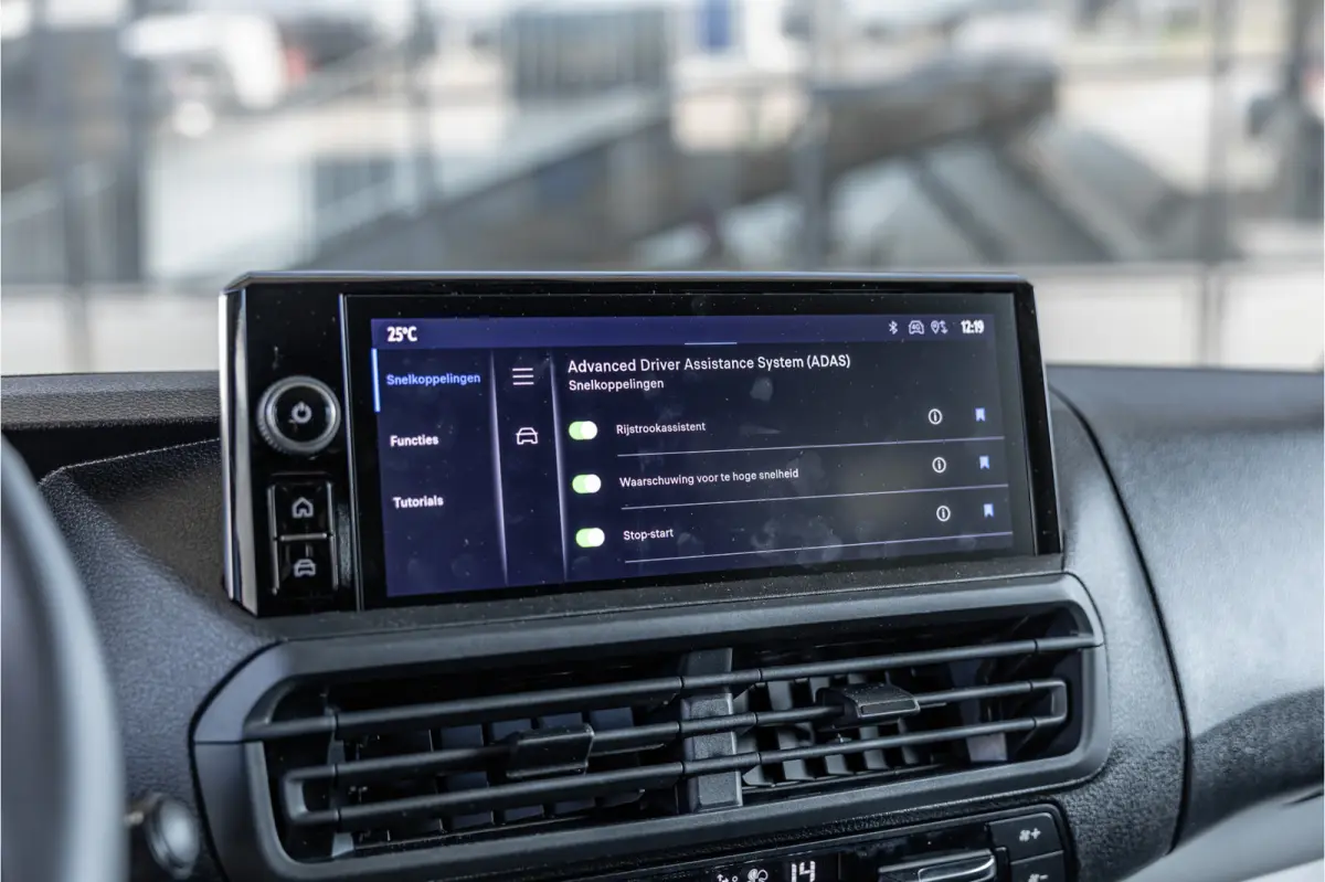 2.0 D-4D Professional DC L3H1 XL | LED | ACC | CarPlay | Camera | Stoel- en stuurwielverwarming | Trekhaak | Navigatie | Keyless entry | Dealer onderhouden | Tot 10 jaar garantie