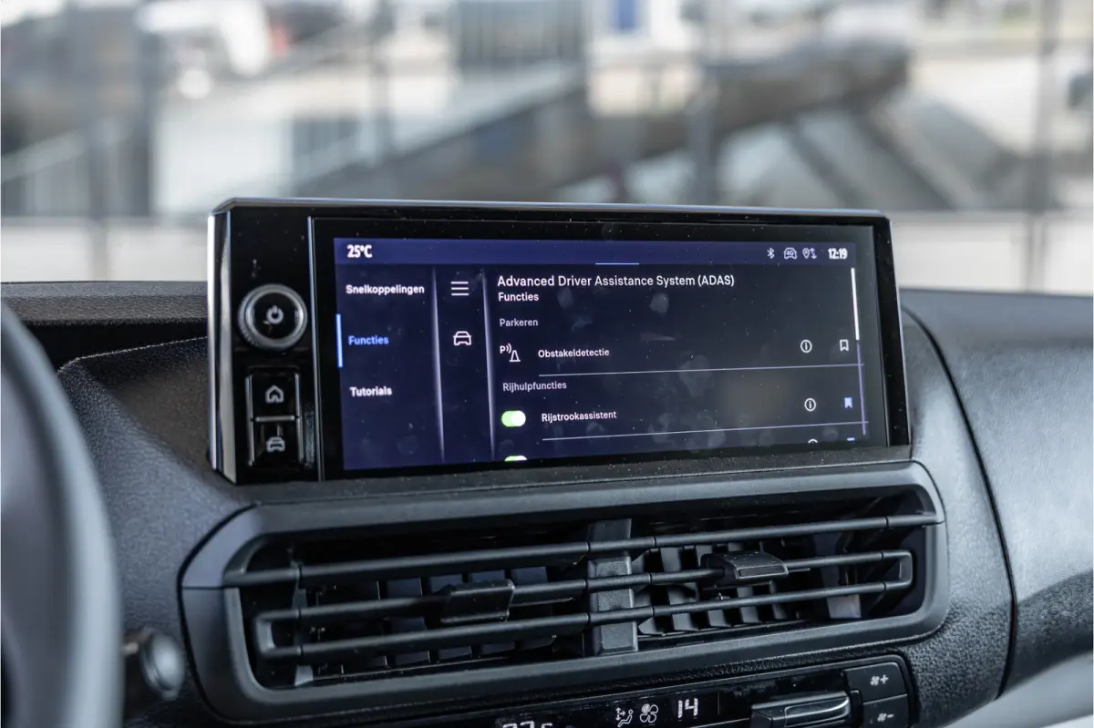 2.0 D-4D Professional DC L3H1 XL | LED | ACC | CarPlay | Camera | Stoel- en stuurwielverwarming | Trekhaak | Navigatie | Keyless entry | Dealer onderhouden | Tot 10 jaar garantie