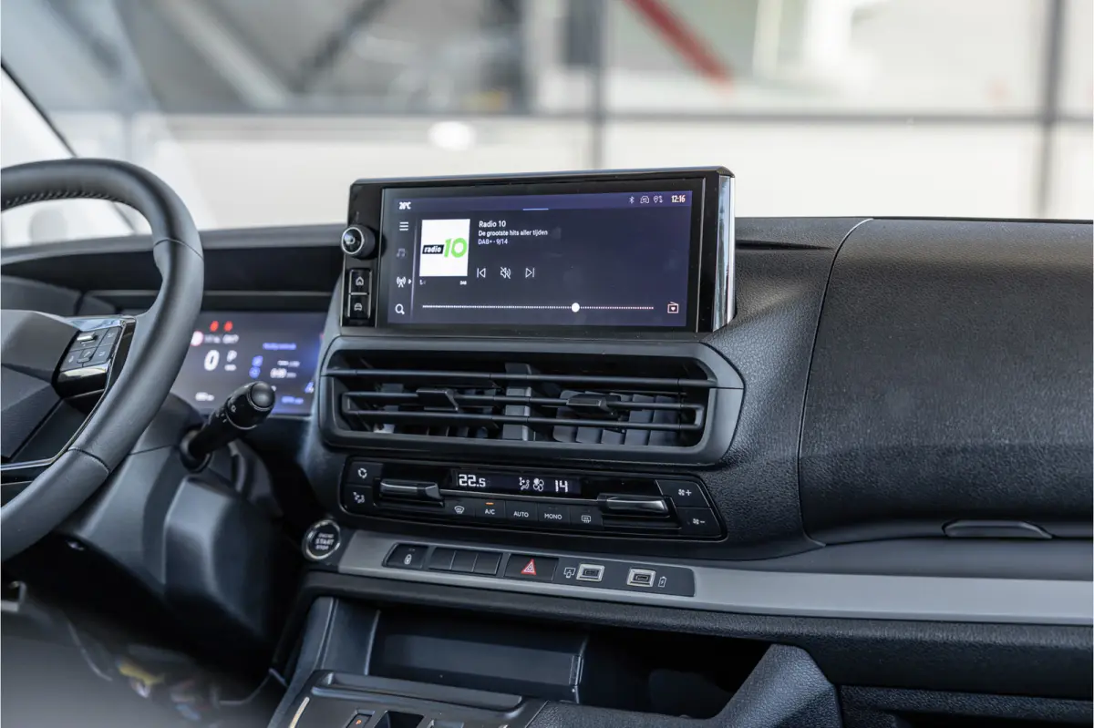 2.0 D-4D Professional DC L3H1 XL | LED | ACC | CarPlay | Camera | Stoel- en stuurwielverwarming | Trekhaak | Navigatie | Keyless entry | Dealer onderhouden | Tot 10 jaar garantie