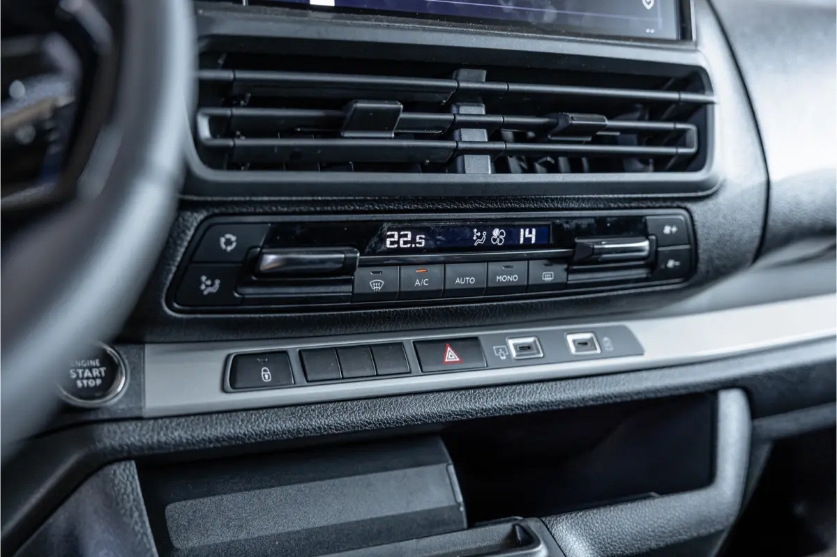 2.0 D-4D Professional DC L3H1 XL | LED | ACC | CarPlay | Camera | Stoel- en stuurwielverwarming | Trekhaak | Navigatie | Keyless entry | Dealer onderhouden | Tot 10 jaar garantie