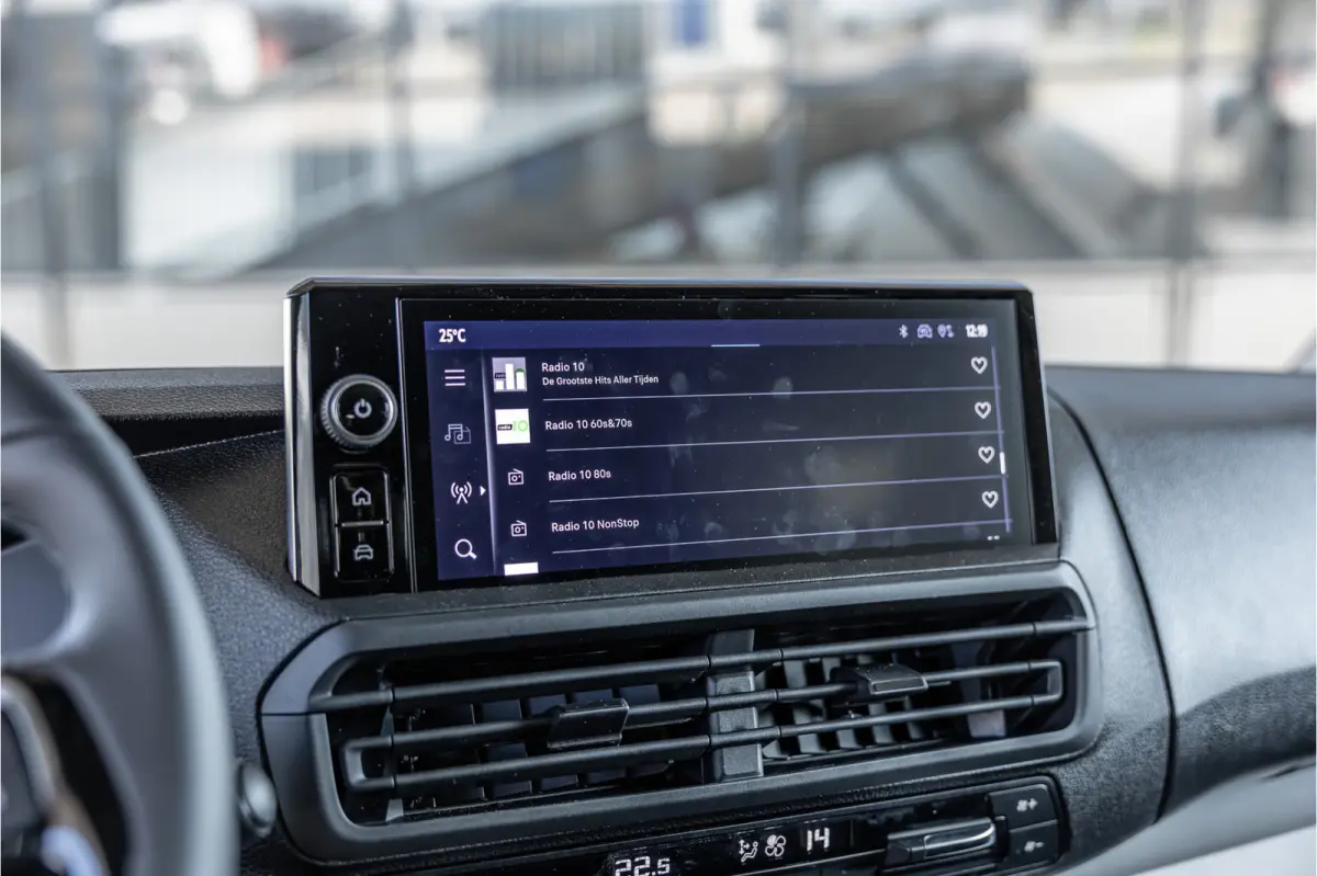 2.0 D-4D Professional DC L3H1 XL | LED | ACC | CarPlay | Camera | Stoel- en stuurwielverwarming | Trekhaak | Navigatie | Keyless entry | Dealer onderhouden | Tot 10 jaar garantie