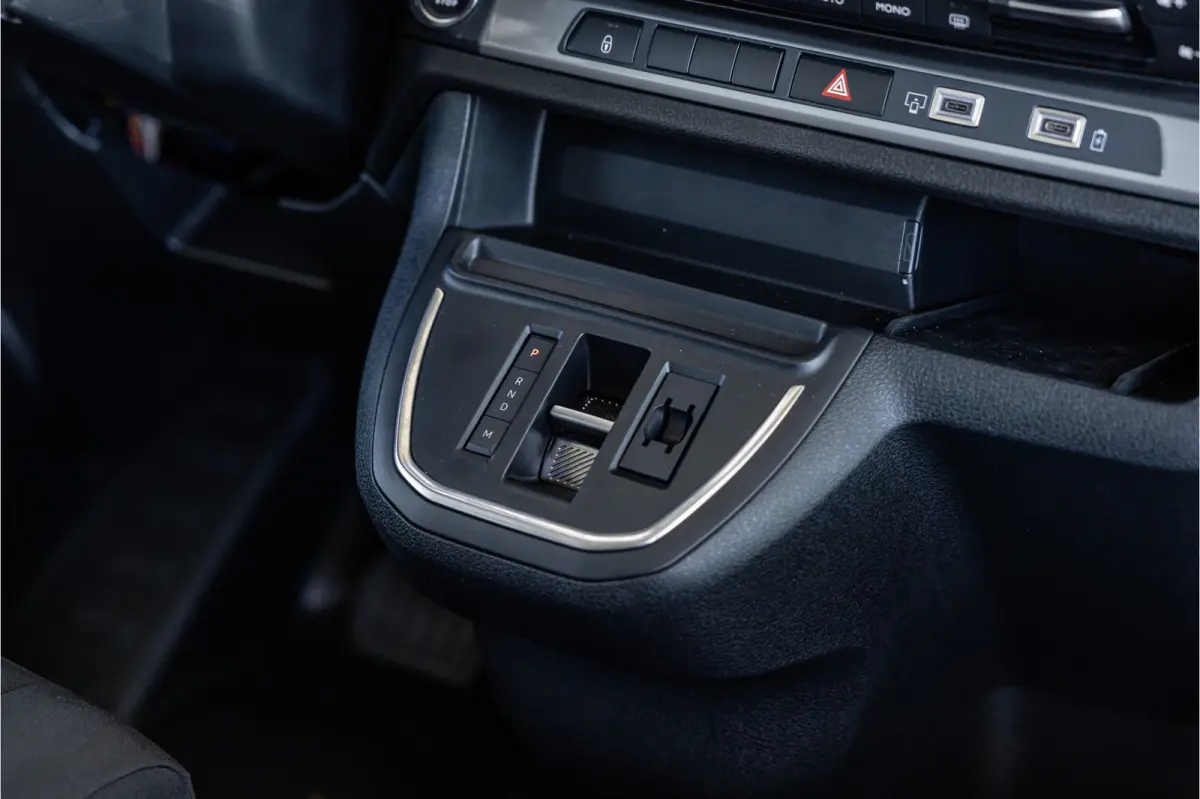 2.0 D-4D Professional DC L3H1 XL | LED | ACC | CarPlay | Camera | Stoel- en stuurwielverwarming | Trekhaak | Navigatie | Keyless entry | Dealer onderhouden | Tot 10 jaar garantie