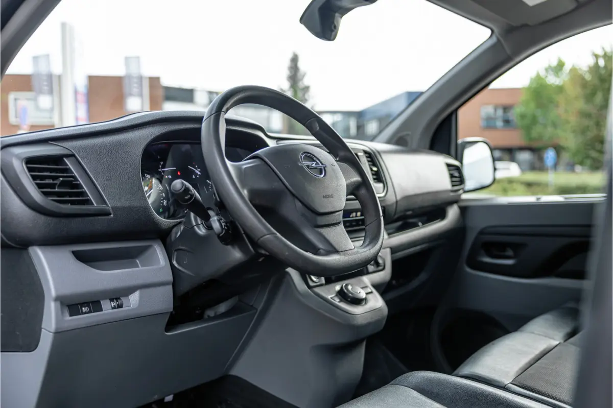 2.0 CDTI L2H1 | L+R Schuifdeur | Automaat | CarPlay | Camera | Stoelverwarming | Trekhaak | F1 Flippers | Cruise control | Bedrijfswageninrichting | 3-Zitter | Nieuwe APK