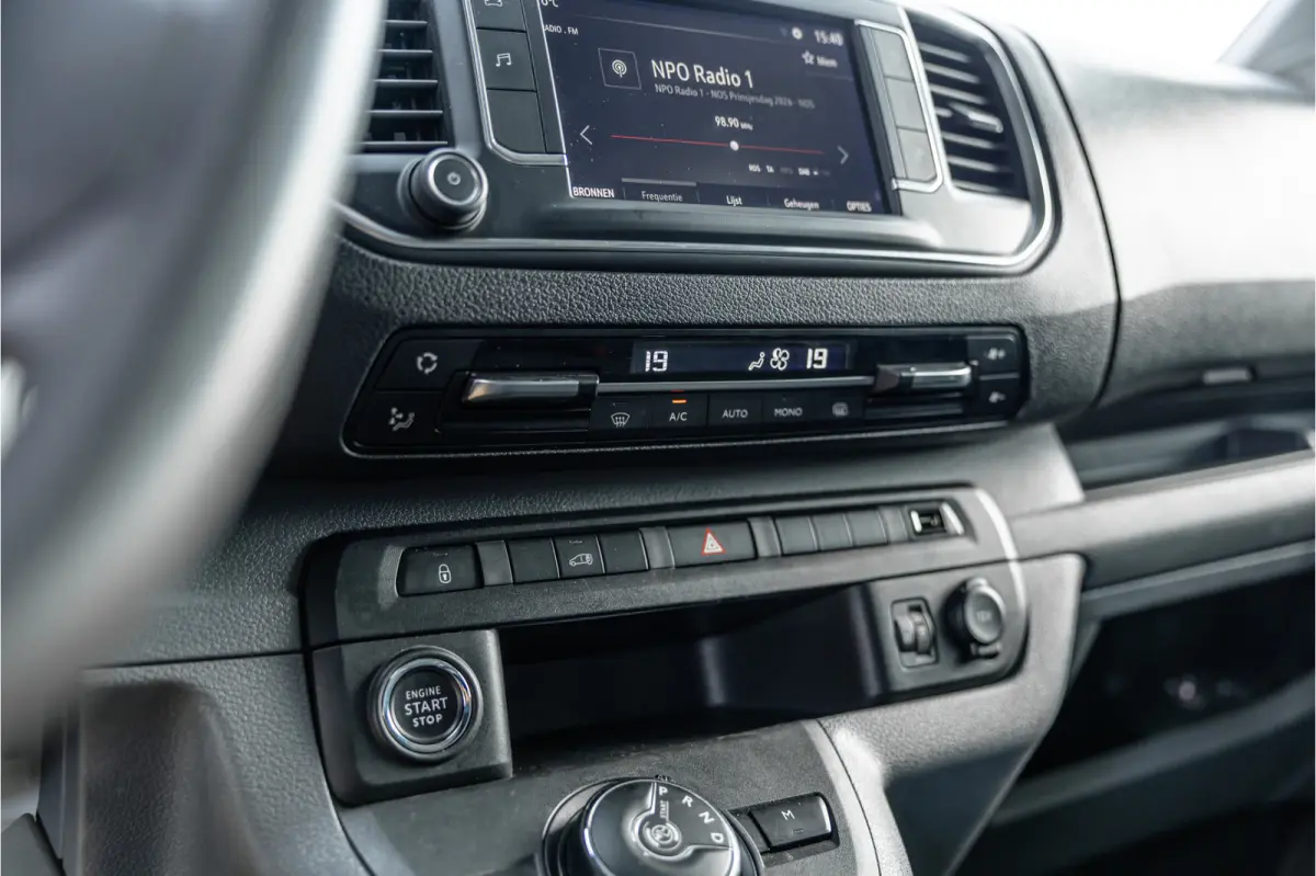 2.0 CDTI L2H1 | L+R Schuifdeur | Automaat | CarPlay | Camera | Stoelverwarming | Trekhaak | F1 Flippers | Cruise control | Bedrijfswageninrichting | 3-Zitter | Nieuwe APK