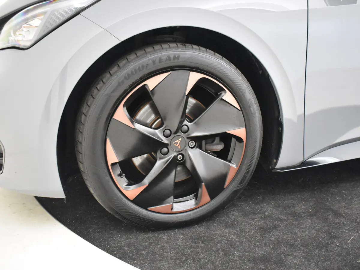Copper Edition 82kWh l WLTP tot 556km! l Camera l Stoel/stuurverwarming l Half Leder l 19" l 231PK! l Parkeersensoren l Cr Control l Elektr. Inklapbare Buitenspiegels l Navi | DAB | LED