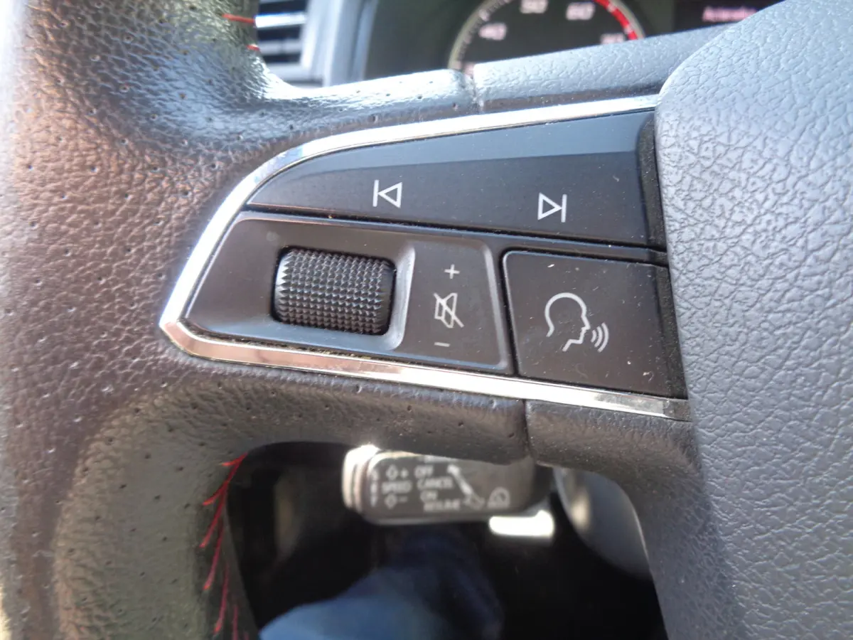 1.0 TSI FR Business Intense ECC, PDC V+A, Camera, Carplay/ android, LMV 17.inch, 6 versnellingen