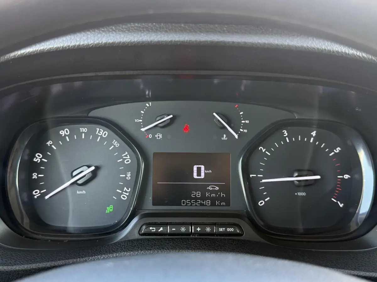 2.0 BlueHDI 120 Compact Premium 1e Eigenaar|Camera|Carplay|Trekhaak|Imperiaal|Cruise|Airco|N.A.P|Nieuwe APK bij aflevering