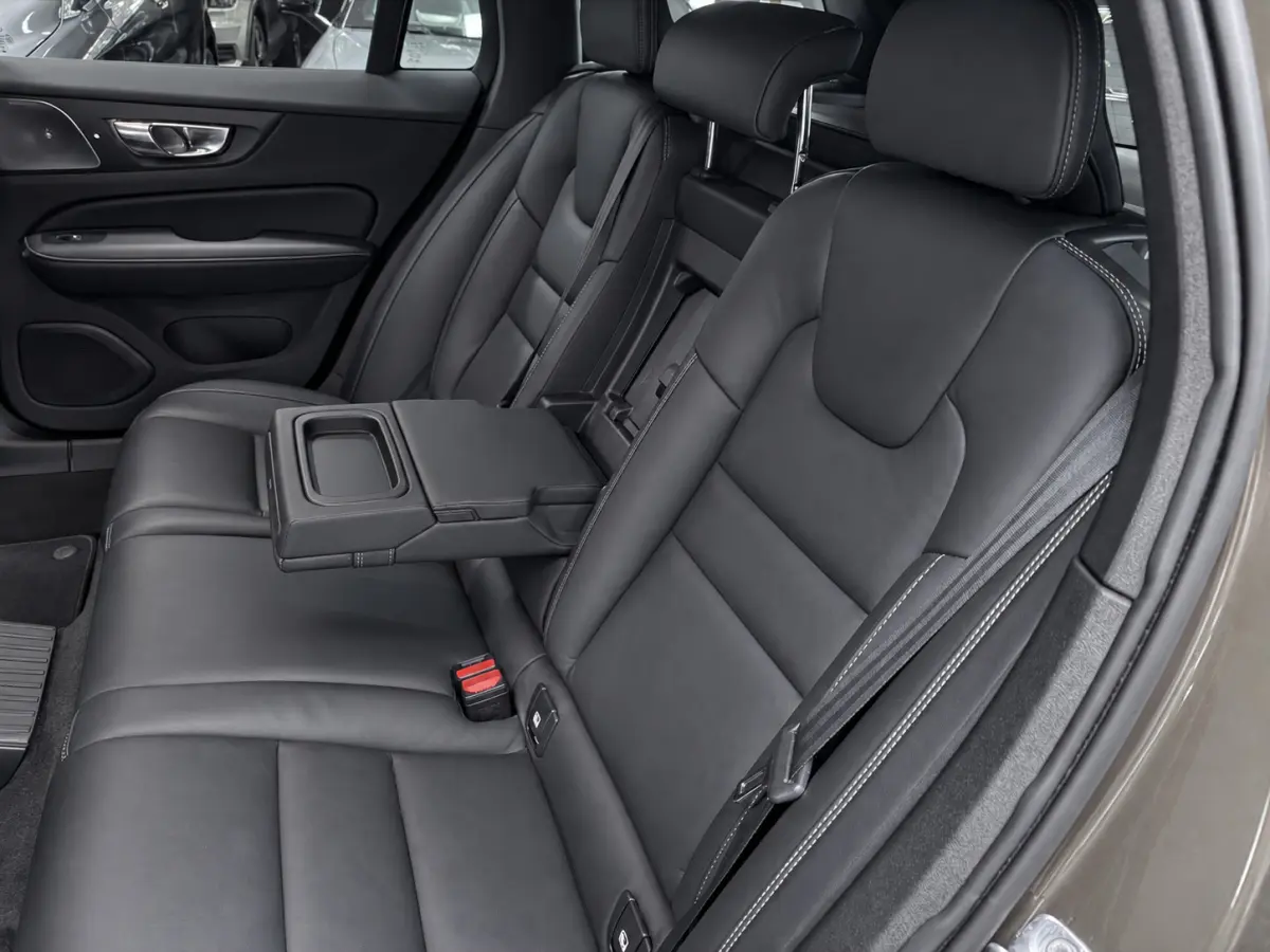 2.0 T8 Recharge AWD R-Design PANO/MASSAGE+M-LEDER/B&W/360CAM/NAVI/H-UP///