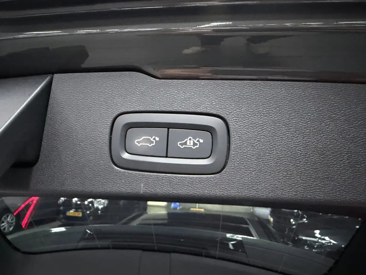 2.0 T8 Recharge AWD R-Design PANO/MASSAGE+M-LEDER/B&W/360CAM/NAVI/H-UP///