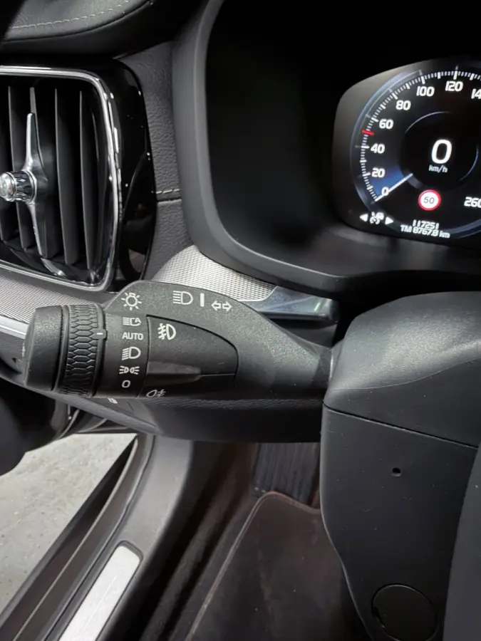 2.0 T8 Recharge AWD R-Design PANO/MASSAGE+M-LEDER/B&W/360CAM/NAVI/H-UP///
