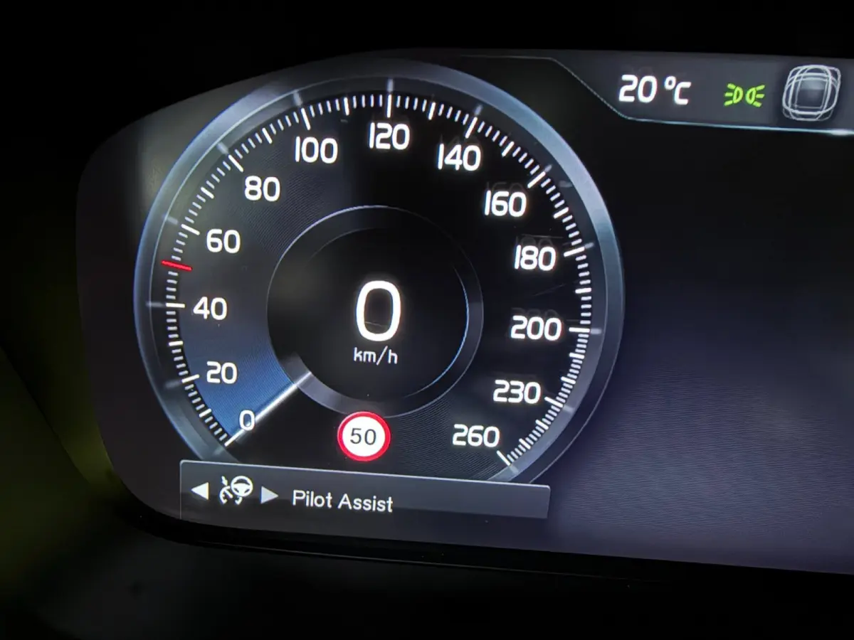 2.0 T8 Recharge AWD R-Design PANO/MASSAGE+M-LEDER/B&W/360CAM/NAVI/H-UP///