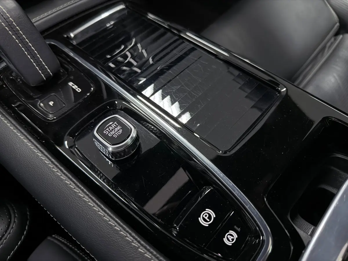 2.0 T8 Recharge AWD R-Design PANO/MASSAGE+M-LEDER/B&W/360CAM/NAVI/H-UP///