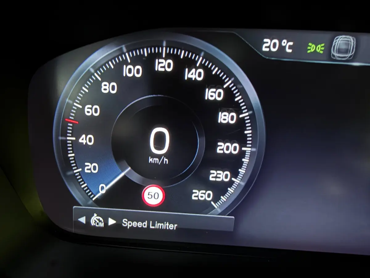2.0 T8 Recharge AWD R-Design PANO/MASSAGE+M-LEDER/B&W/360CAM/NAVI/H-UP///