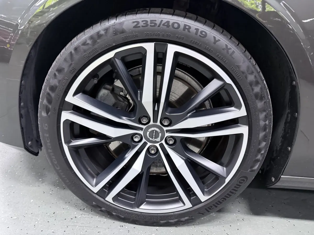 2.0 T8 Recharge AWD R-Design PANO/MASSAGE+M-LEDER/B&W/360CAM/NAVI/H-UP///