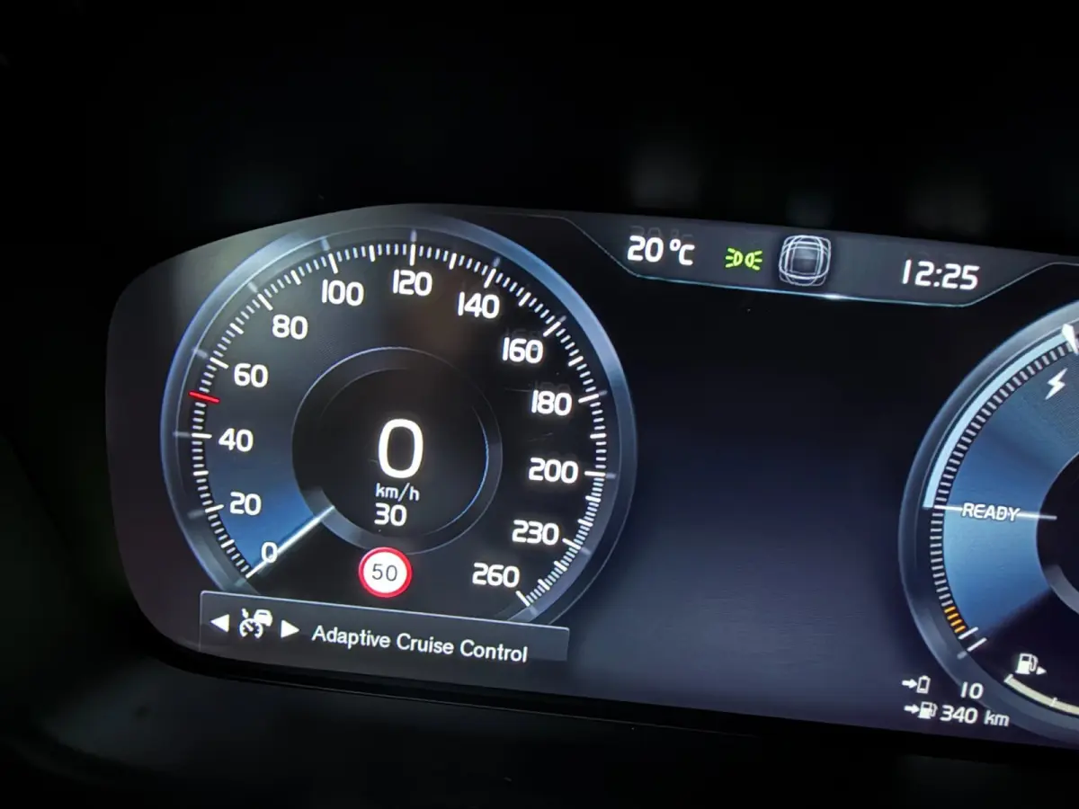 2.0 T8 Recharge AWD R-Design PANO/MASSAGE+M-LEDER/B&W/360CAM/NAVI/H-UP///