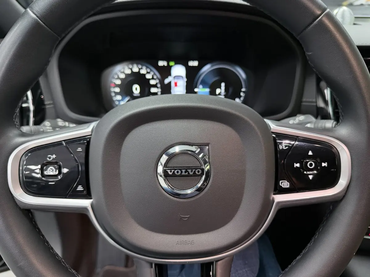 2.0 T8 Recharge AWD R-Design PANO/MASSAGE+M-LEDER/B&W/360CAM/NAVI/H-UP///