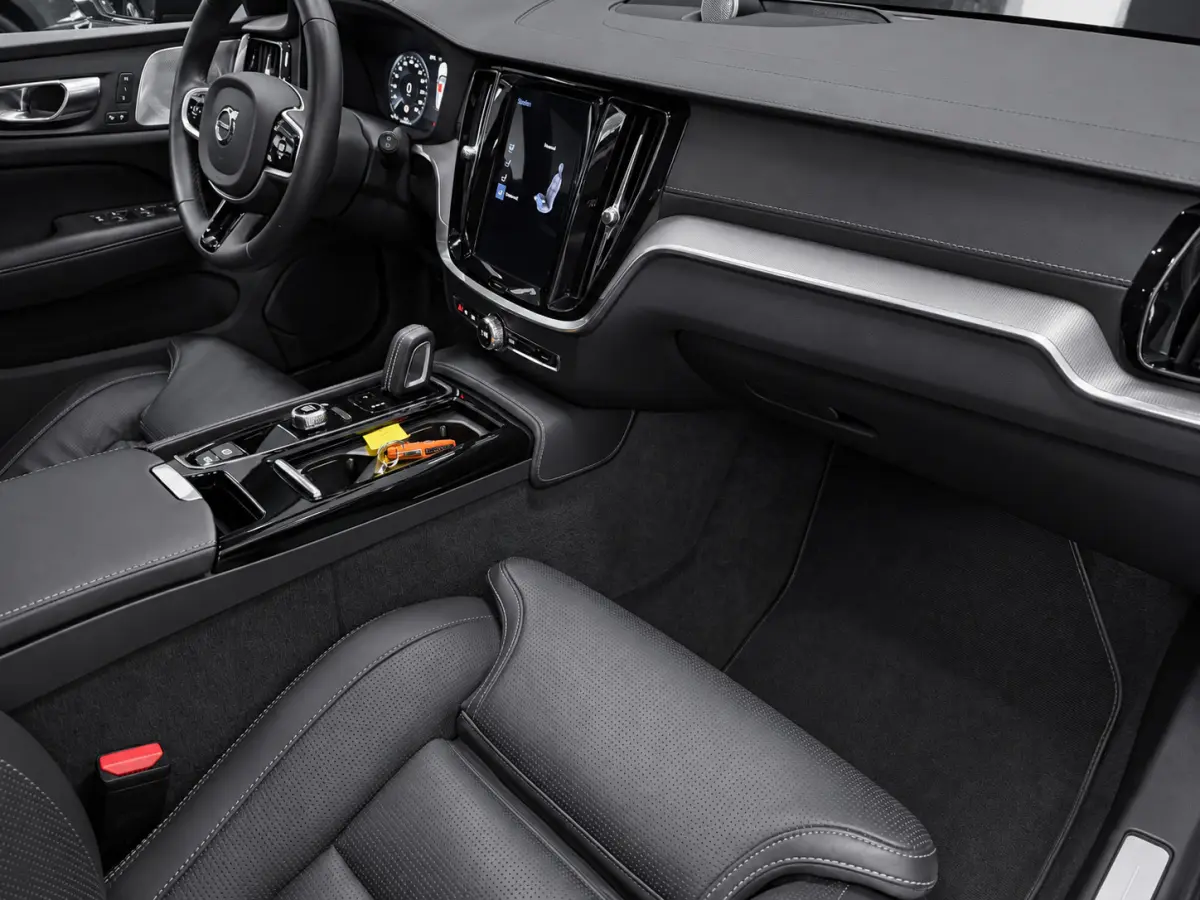 2.0 T8 Recharge AWD R-Design PANO/MASSAGE+M-LEDER/B&W/360CAM/NAVI/H-UP///