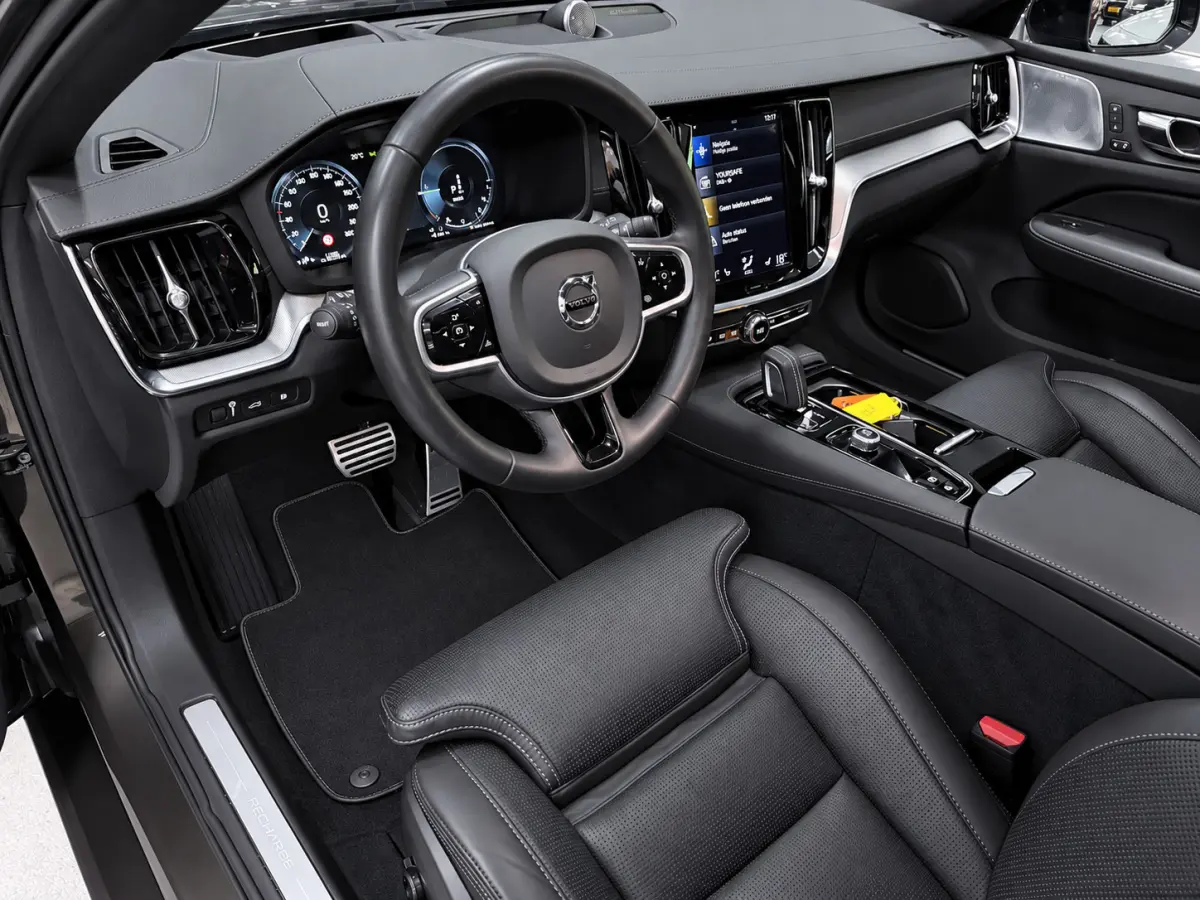 2.0 T8 Recharge AWD R-Design PANO/MASSAGE+M-LEDER/B&W/360CAM/NAVI/H-UP///