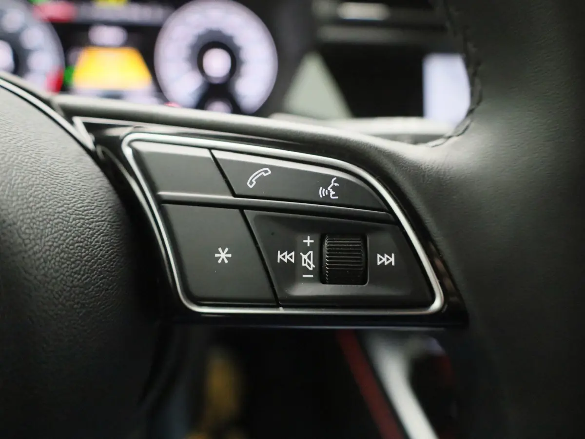 40 TFSI e S edition Navigatie | Camera | Cruise control | Airco | Stoelverwarming | 17 Inch Velgen | Parkeersensoren |