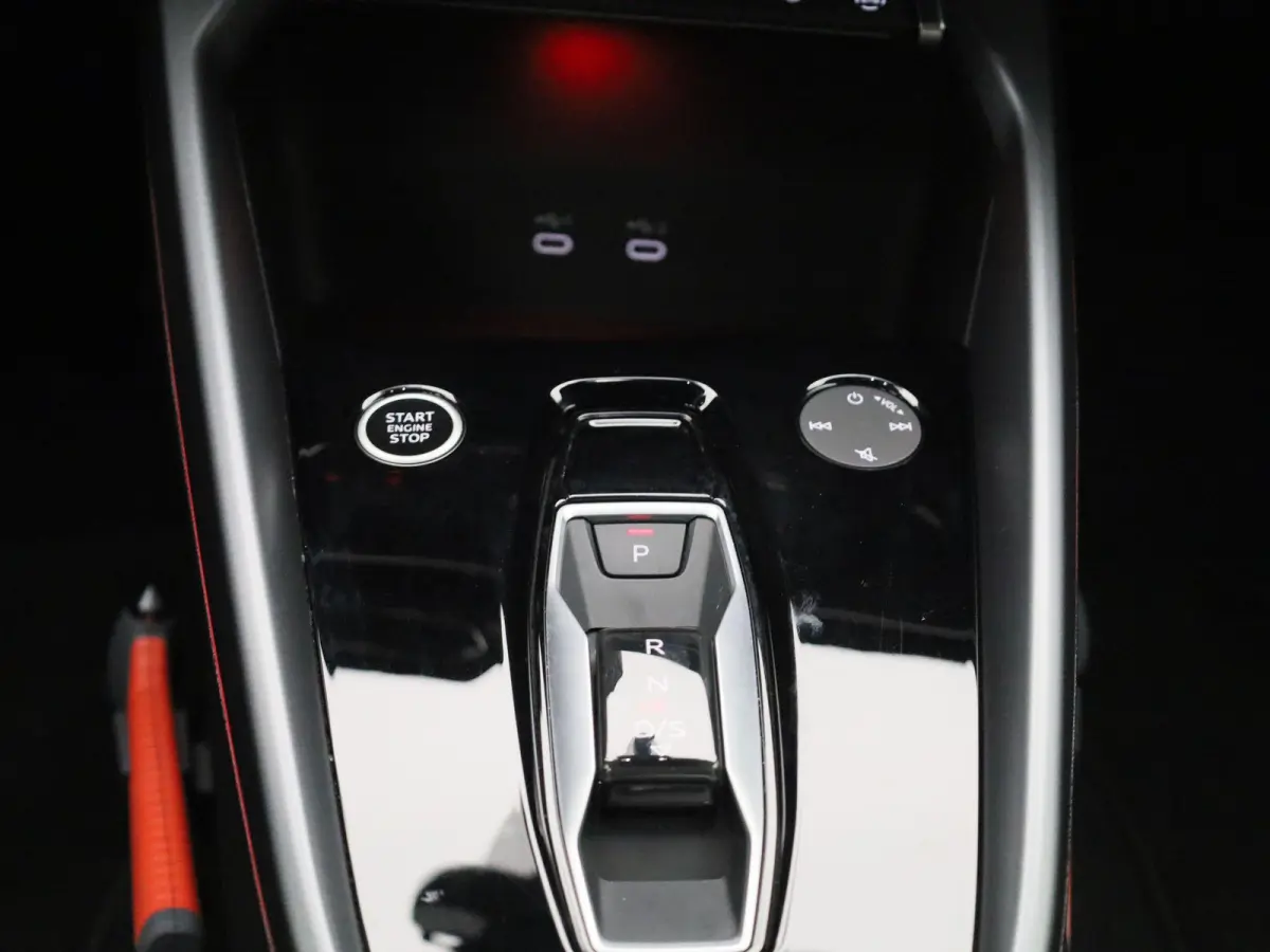 40 TFSI e S edition Navigatie | Camera | Cruise control | Airco | Stoelverwarming | 17 Inch Velgen | Parkeersensoren |
