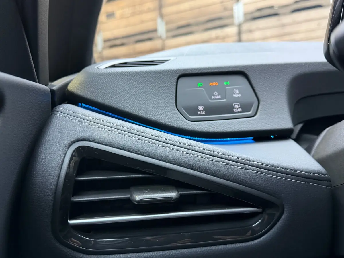 Pro 59 kWh, 18"LM, Zwart dak, Moonstone Grey, Adaptive Cruise, Sfeer