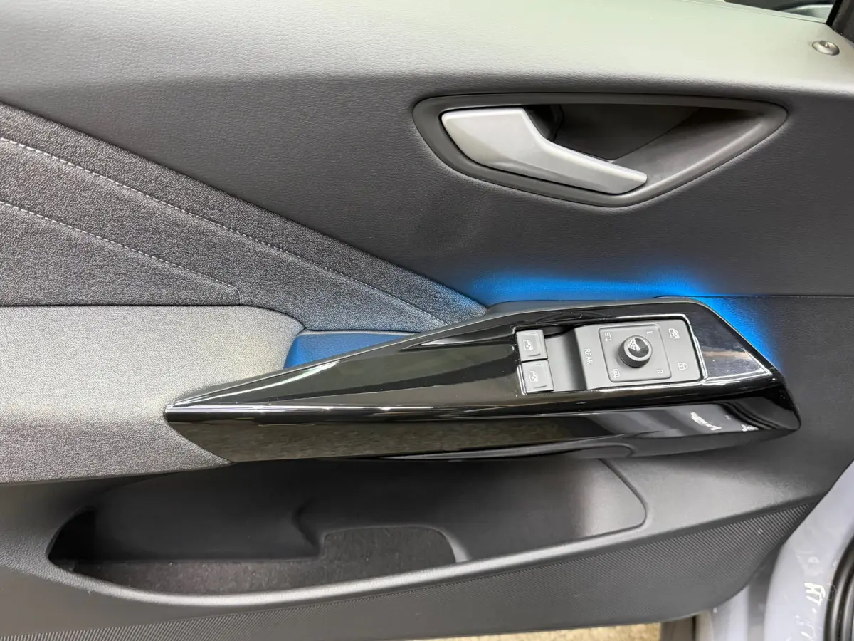 Pro 59 kWh, 18"LM, Zwart dak, Moonstone Grey, Adaptive Cruise, Sfeer