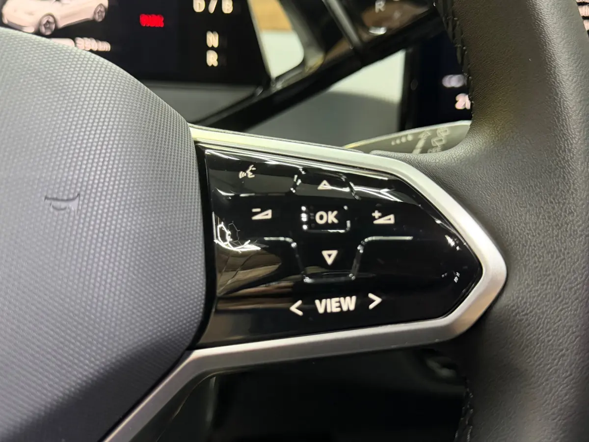 Pro 59 kWh, 18"LM, Zwart dak, Moonstone Grey, Adaptive Cruise, Sfeer