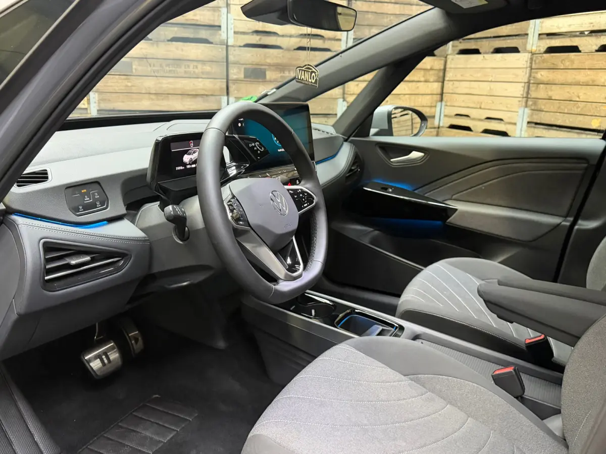 Pro 59 kWh, 18"LM, Zwart dak, Moonstone Grey, Adaptive Cruise, Sfeer