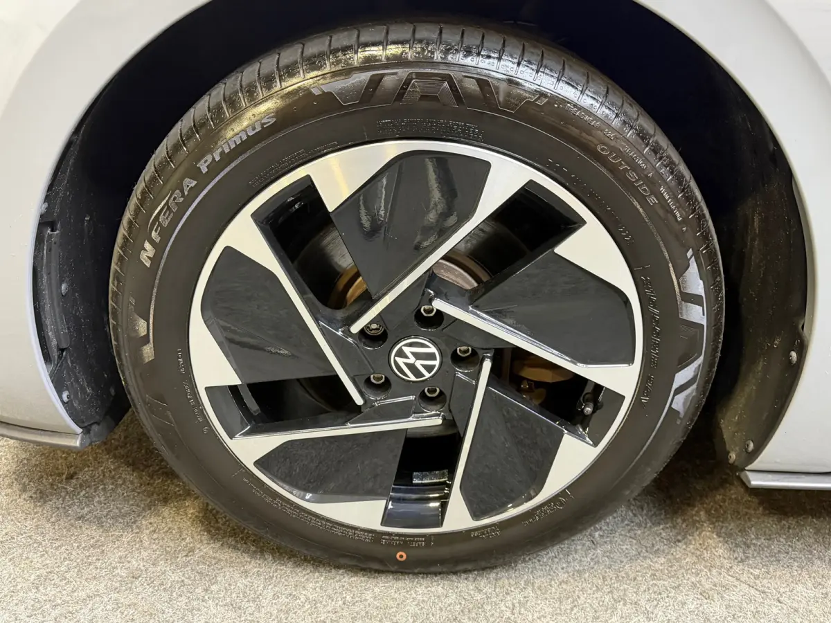 Pro 59 kWh, 18"LM, Zwart dak, Moonstone Grey, Adaptive Cruise, Sfeer