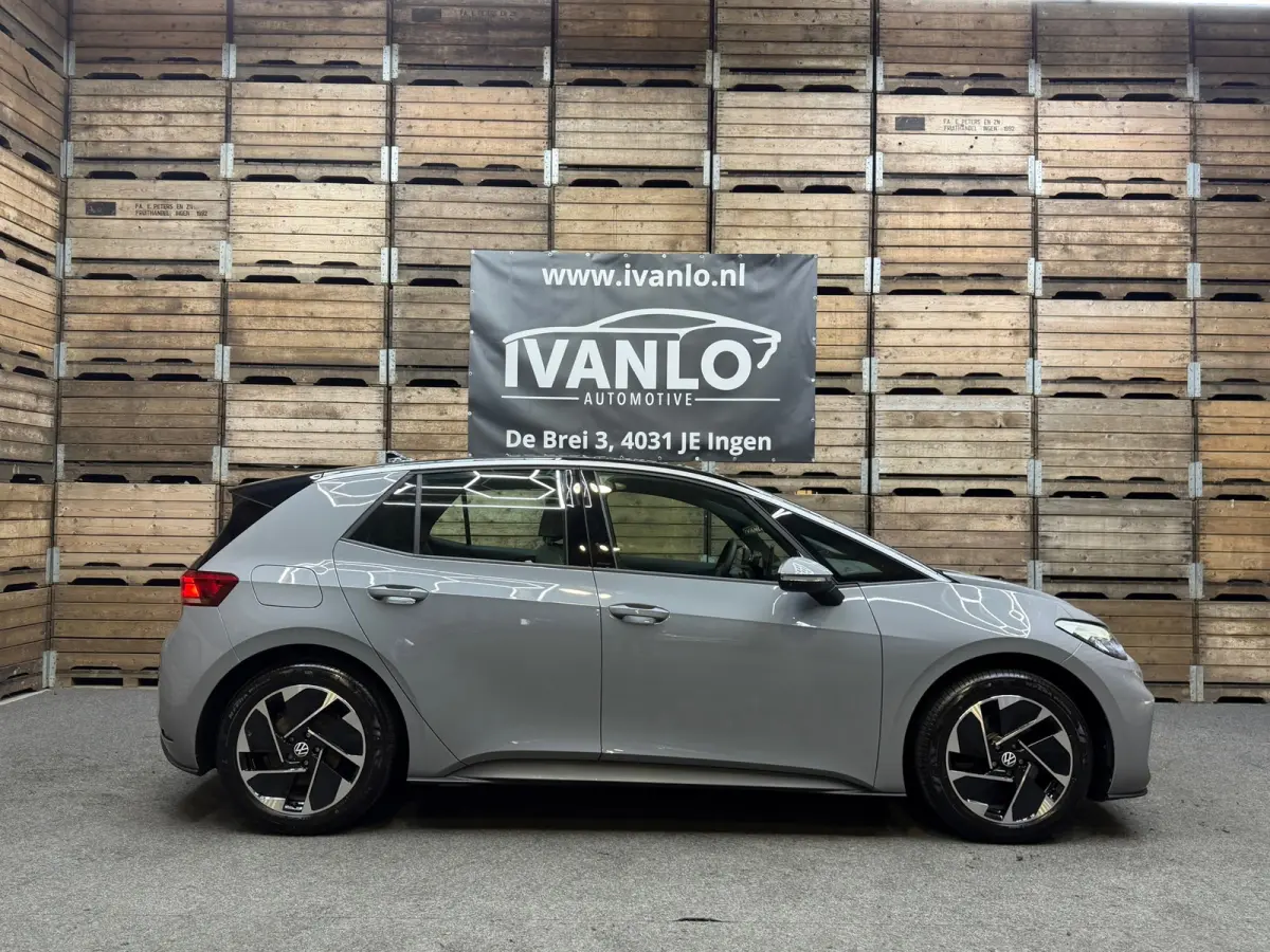 Pro 59 kWh, 18"LM, Zwart dak, Moonstone Grey, Adaptive Cruise, Sfeer