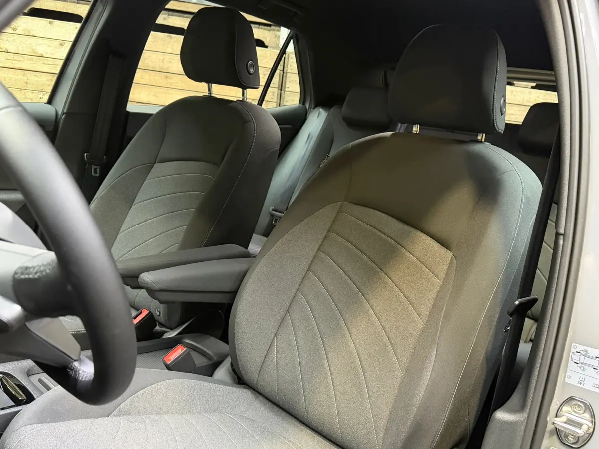 Pro 59 kWh, 18"LM, Zwart dak, Moonstone Grey, Adaptive Cruise, Sfeer