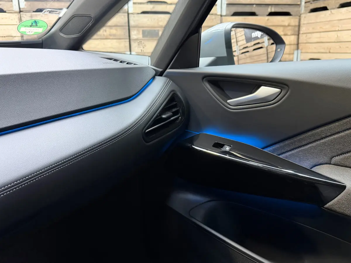 Pro 59 kWh, 18"LM, Zwart dak, Moonstone Grey, Adaptive Cruise, Sfeer