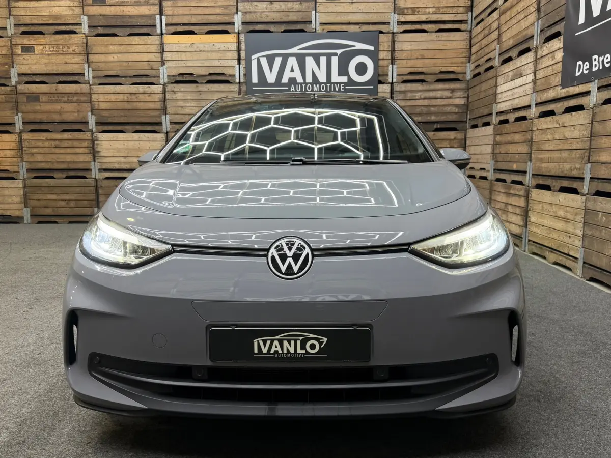 Pro 59 kWh, 18"LM, Zwart dak, Moonstone Grey, Adaptive Cruise, Sfeer